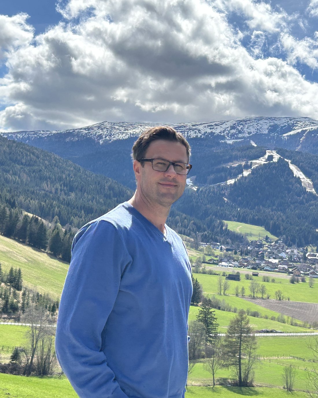 Joso Pejic vor den österreichischen Bergen – Senior Account Manager IT-Infrastruktur und Sparringspartner, München